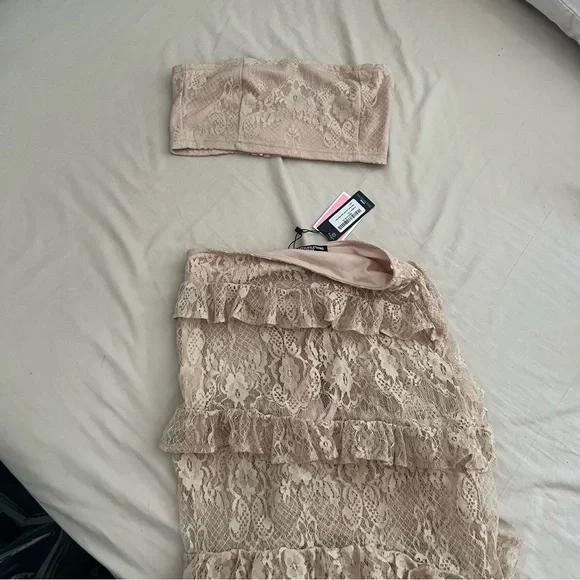 PrettyLittleThing Lace Ruffle Maxi Set - Picture 2 of 2